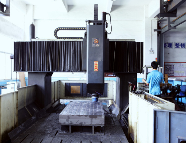 焊接平臺生產設備1——3米龍門中心